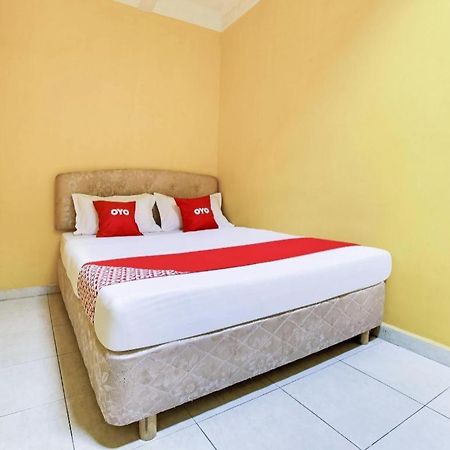 Oyo 89406 Lucky Budget Hotel Nilai Exterior photo