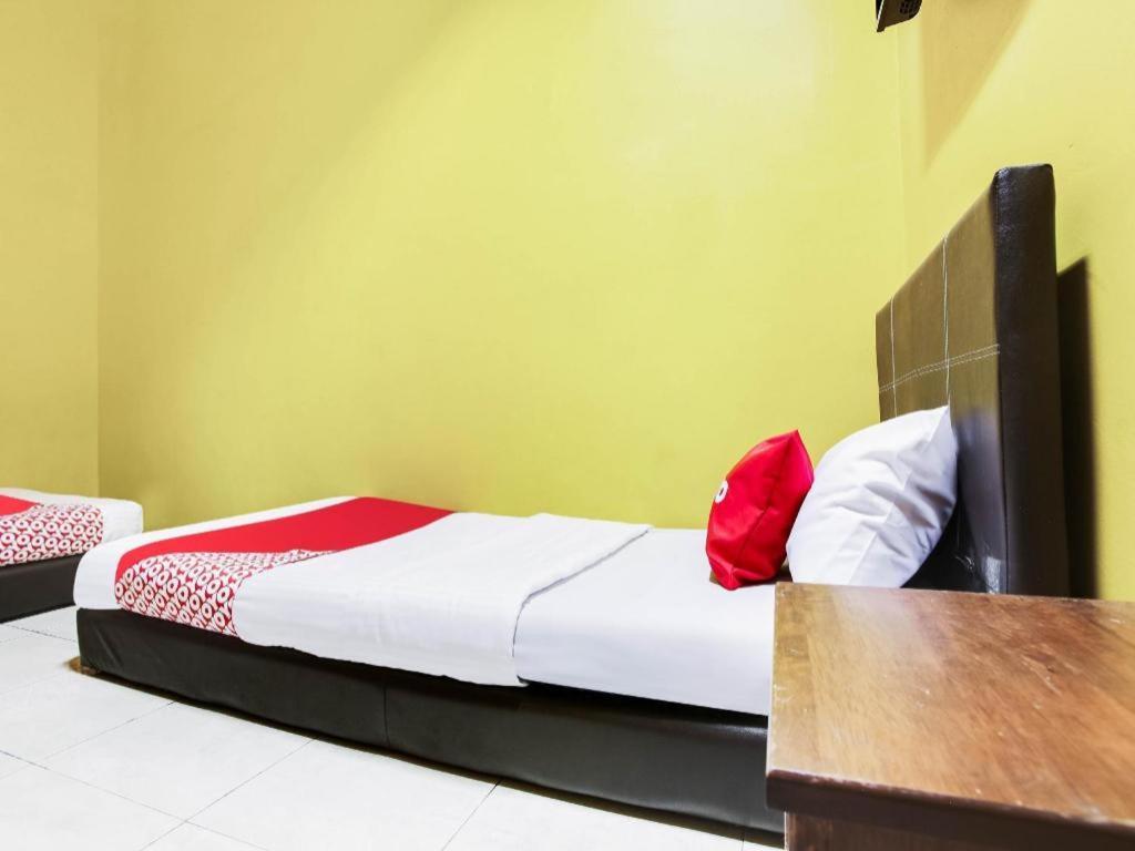Oyo 89406 Lucky Budget Hotel Nilai Exterior photo